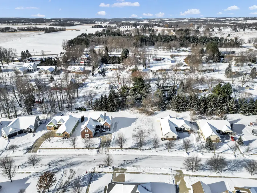 1503 Red Oak Dr, Hartford, WI 53027 - Image #2