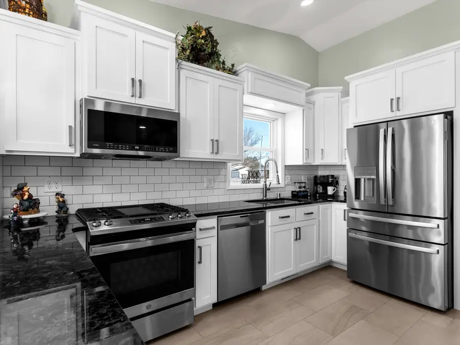 1102 E Cedar Ave, Manitowoc, WI 54220 - Image #3