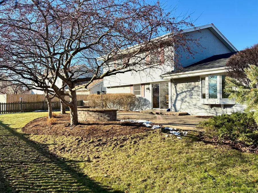 3560 S Sandalwood Dr, New Berlin, WI 53151 - Image #2