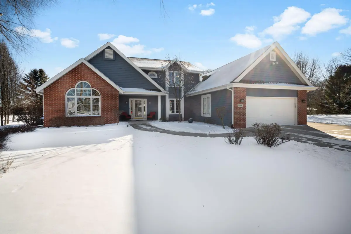 8086 S Meadowcreek Ct, Franklin, WI 53132 - Image #1