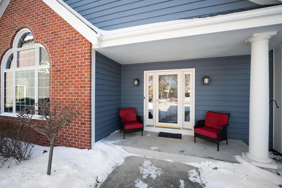 8086 S Meadowcreek Ct, Franklin, WI 53132 - Image #2