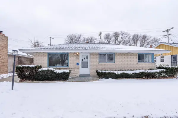 7629 W Thurston Cir, Milwaukee, WI 53218