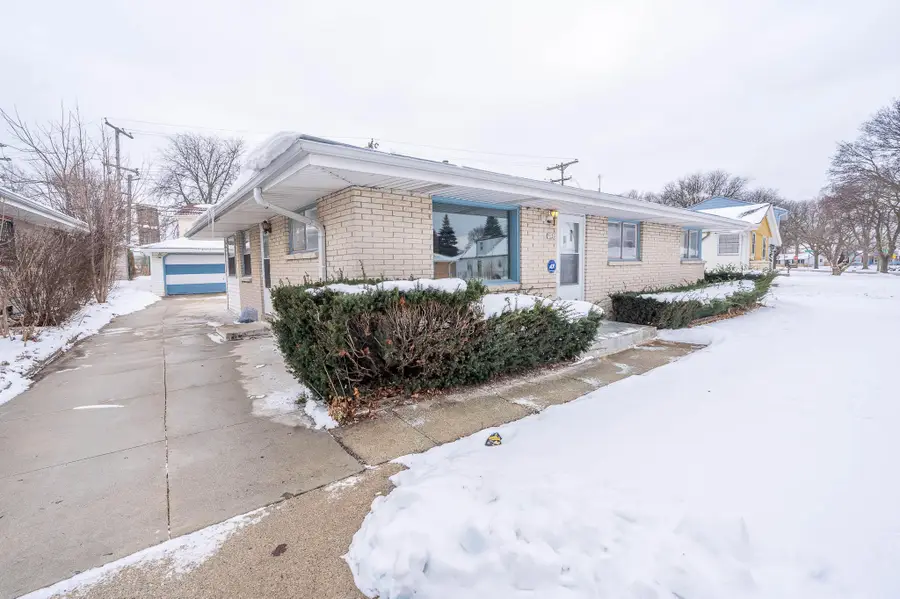 7629 W Thurston Cir, Milwaukee, WI 53218 - #2