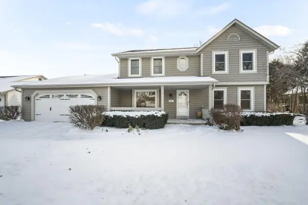 683 Fox Run Dr, Saukville, WI 53080