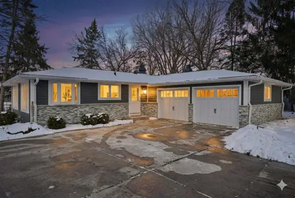 293 Meadowside Ct, Pewaukee, WI 53072