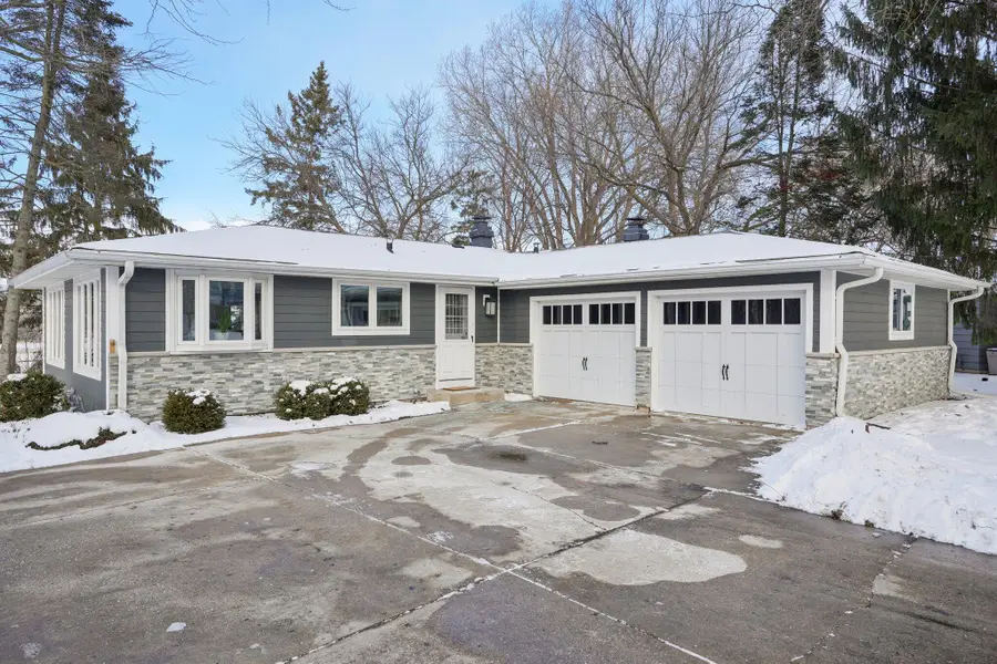 293 Meadowside Ct, Pewaukee, WI 53072 - Image #2