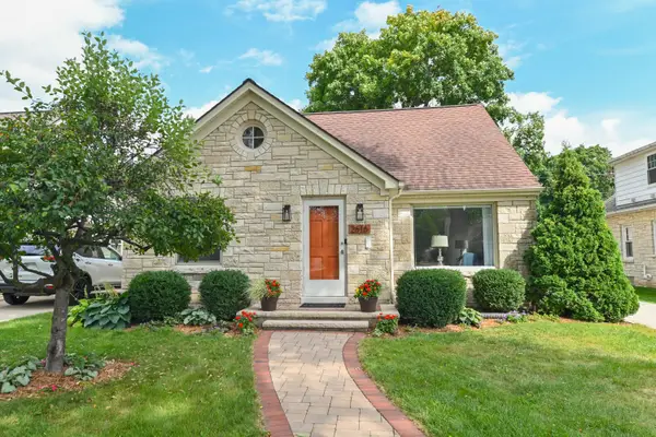 2616 N 85th St, Wauwatosa, WI 53226