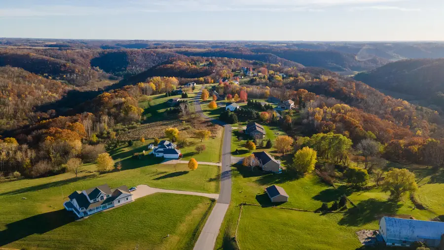 N1666 Meadow Ridge Rd, Greenfield, WI 54601 - Image #2