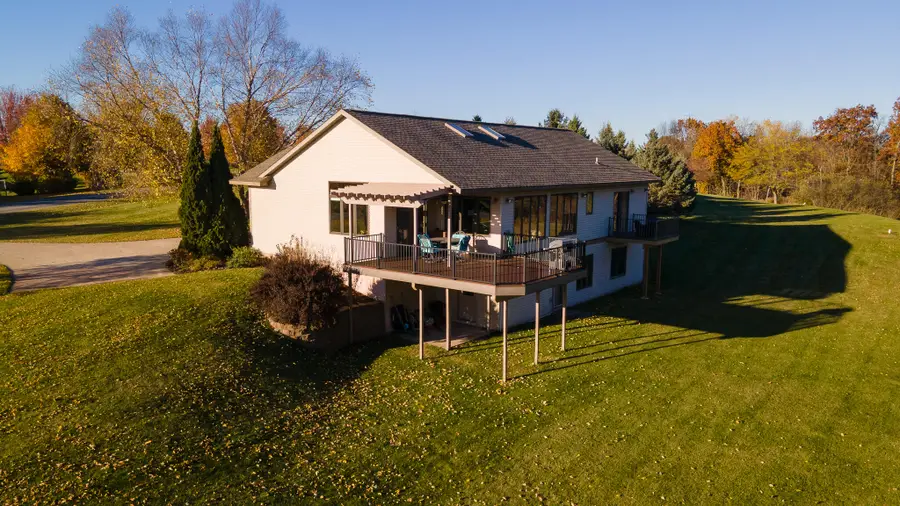 N1666 Meadow Ridge Rd, Greenfield, WI 54601 - Image #3