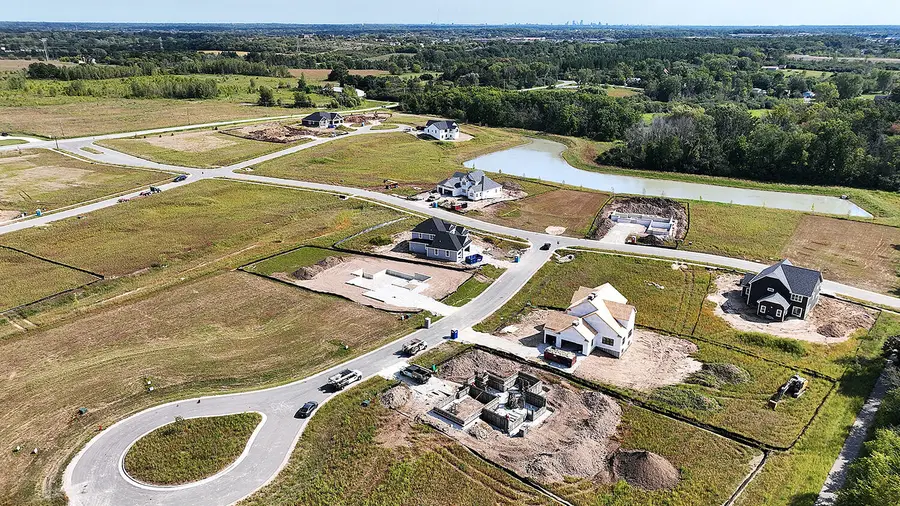 9423 W Huntington Dr, Mequon, WI 53097 - Image #2