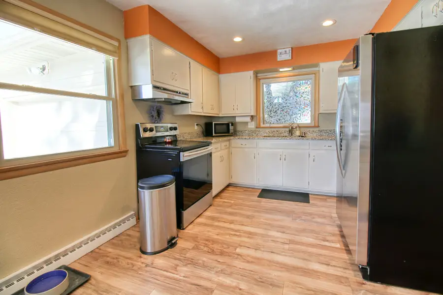 1016 W Glenn Dr, Waukesha, WI 53188 - #2