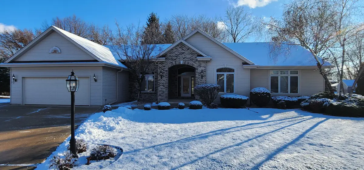 8098 S Meadowcreek Ct, Franklin, WI 53132 - Image #1