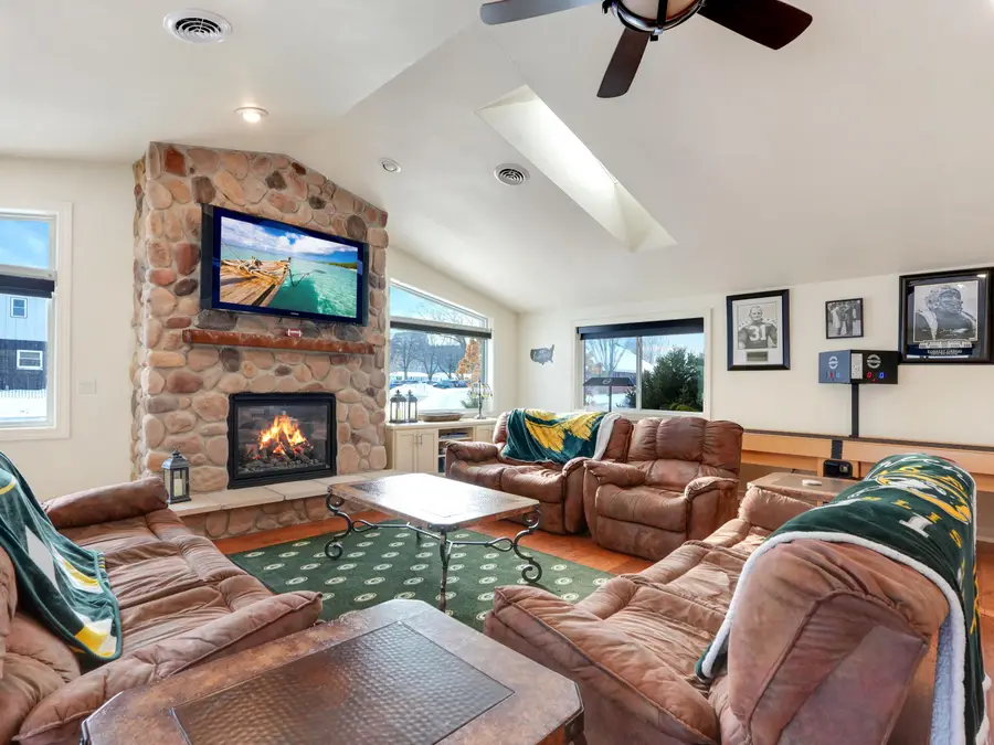 1735 S Oneida St, Green Bay, WI 54304 - #2