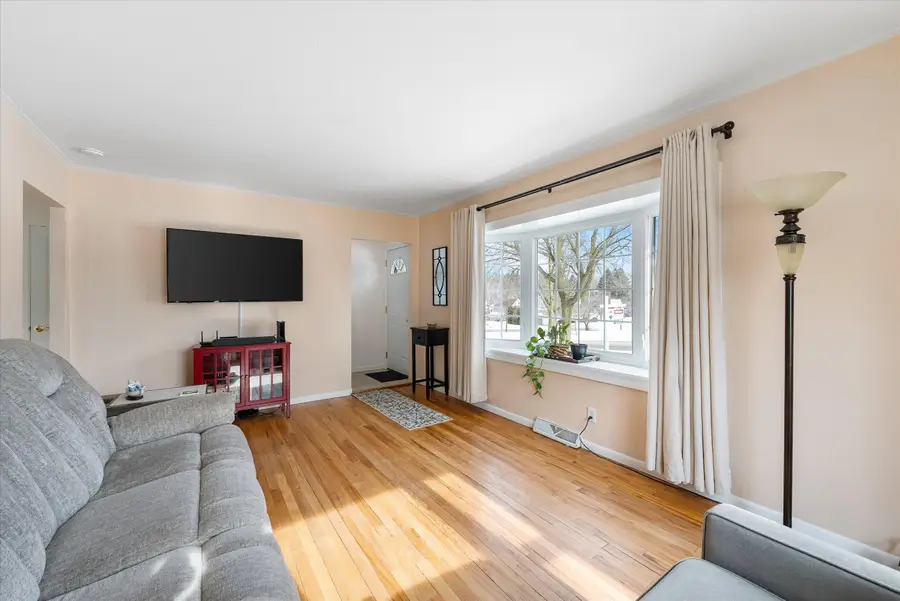 213 Summit Dr, Port Washington, WI 53074 - Image #2