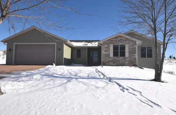 W1401 Valley View Ct, Ixonia, WI 53036