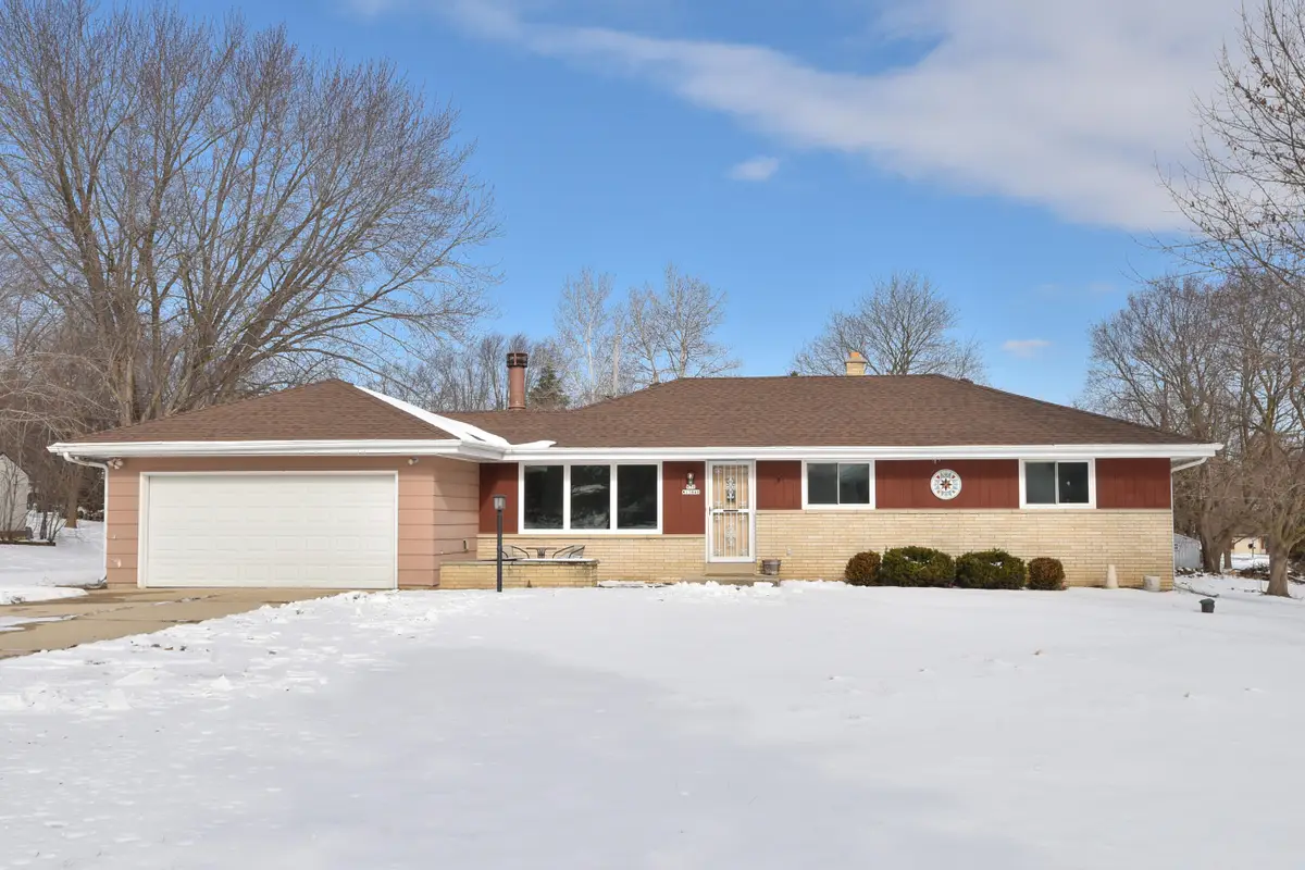 N70W13848 Brentwood Dr, Menomonee Falls, WI 53051 - #1