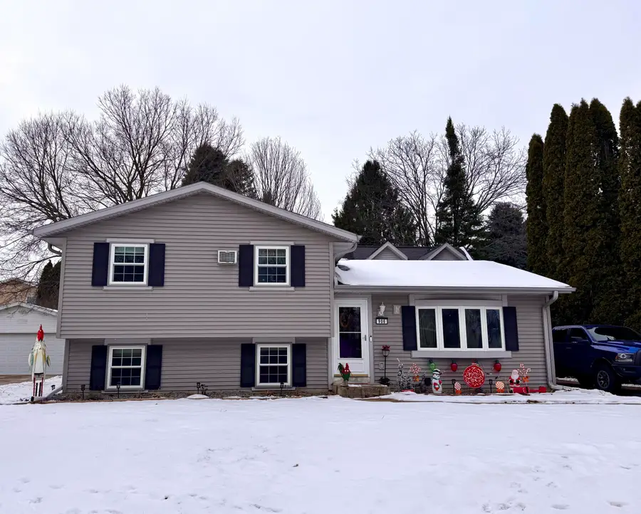 906 Villa Park Dr, West Bend, WI 53090 - Image #2