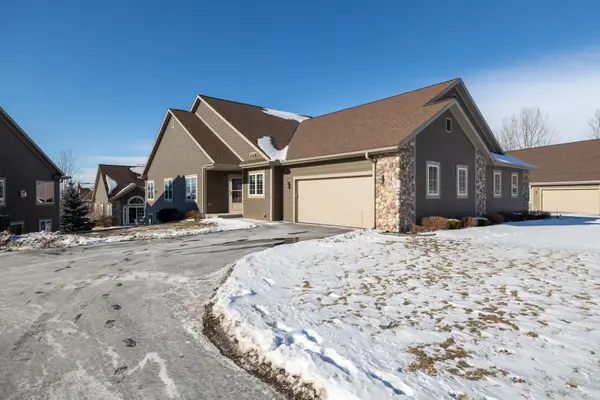 282 Lower Woodford Cir, West Bend, WI 53090