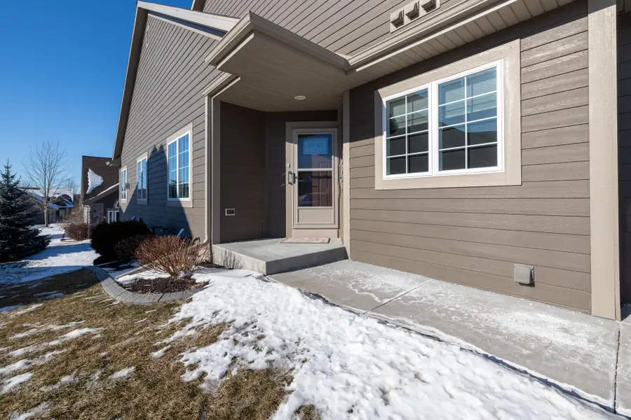 282 Lower Woodford Cir, West Bend, WI 53090 - Image #2