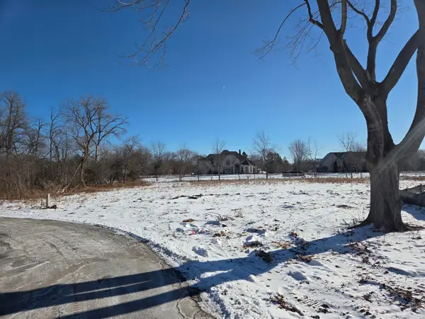 10506 N Pine Tree Cir, Mequon, WI 53092