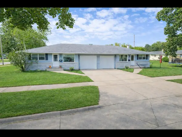 52 Woodmere Ct, Appleton, WI 54911