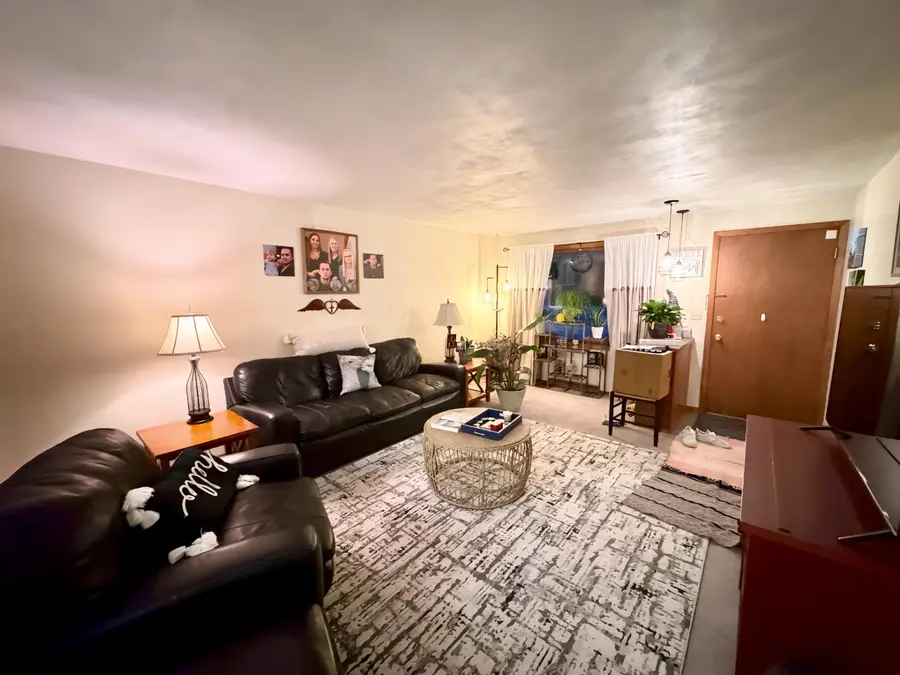 52 Woodmere Ct, Appleton, WI 54911 - Image #2