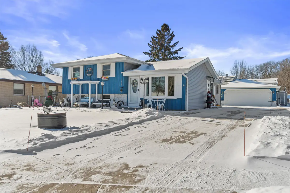 7485 S Highfield Ct, Oak Creek, WI 53154 - #1