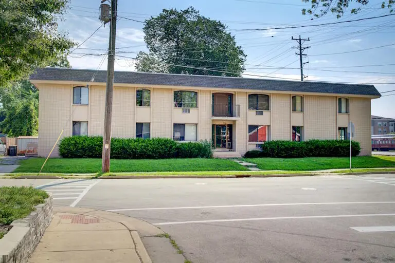 305 Maple Ave, Waukesha, WI 53186 - #1