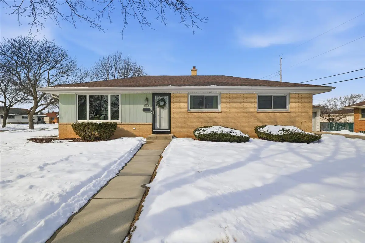 W150N8239 Saxony Dr, Menomonee Falls, WI 53051 - #1