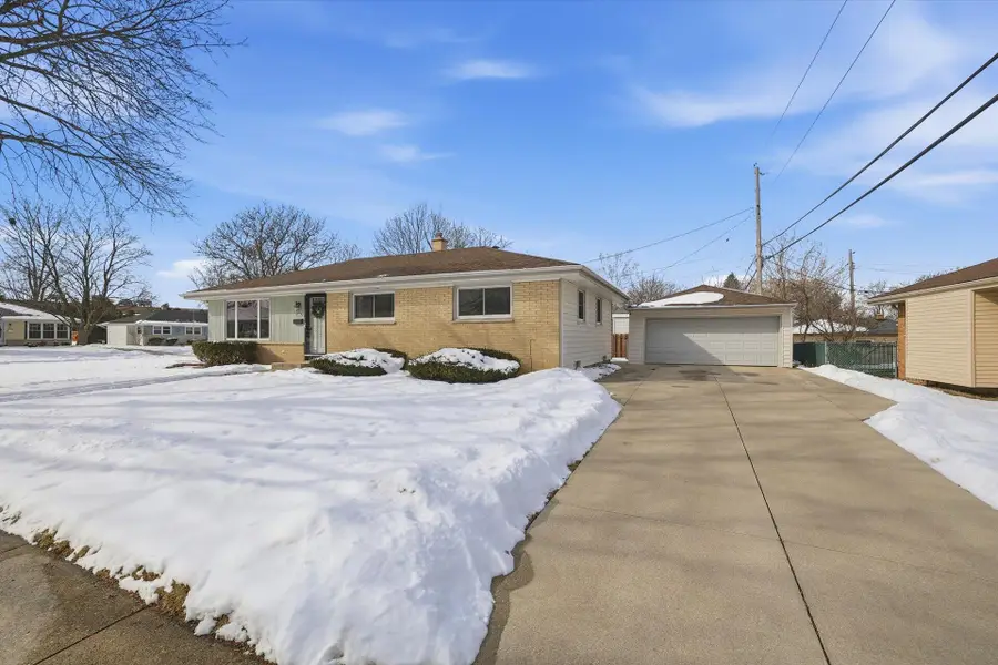 W150N8239 Saxony Dr, Menomonee Falls, WI 53051 - #2