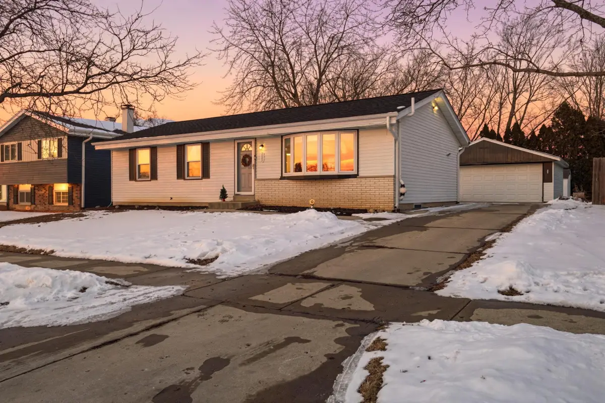 3060 E Stonefield Dr, Oak Creek, WI 53154 - #1