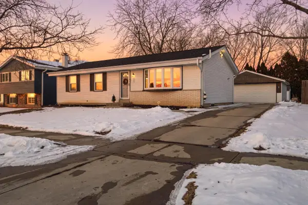 3060 E Stonefield Dr, Oak Creek, WI 53154