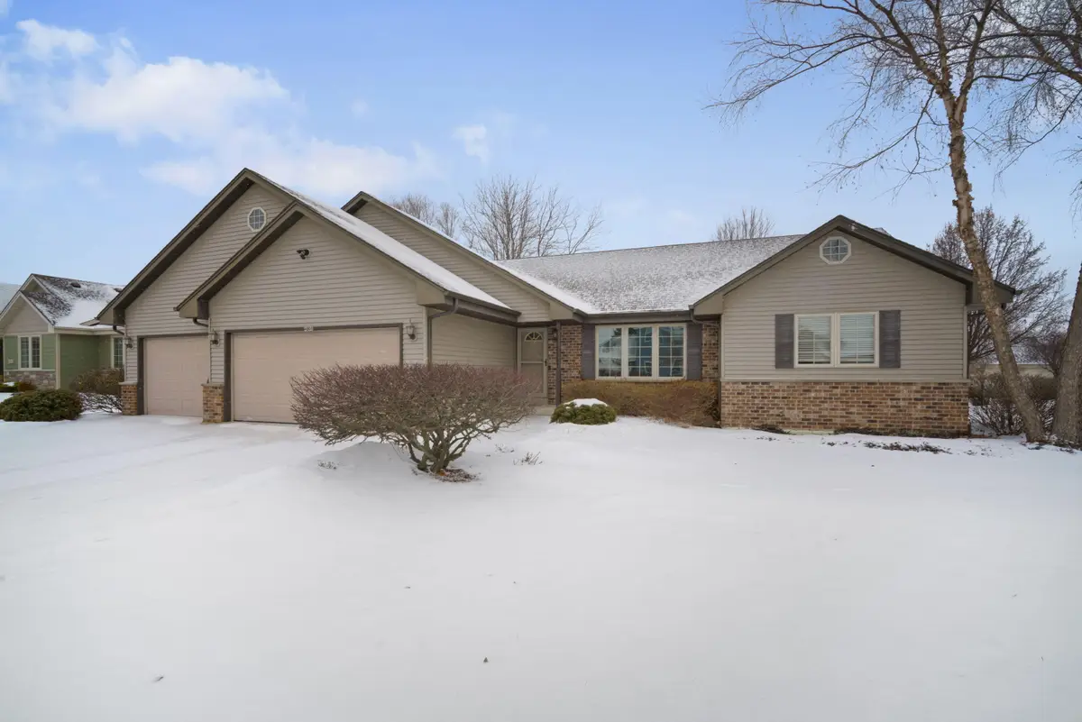 4066 W Whispering Ridge Pass, Franklin, WI 53132 - #1