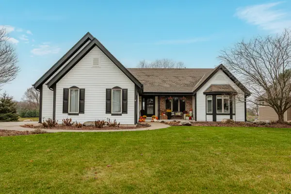 337 Sand Hill Ln, Dousman, WI 53118