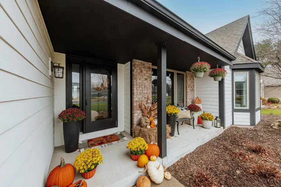 337 Sand Hill Ln, Dousman, WI 53118 - #2