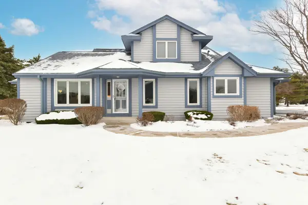 909 Bay View Cir, Mukwonago, WI 53149