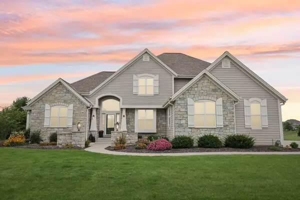 1609 Whistling Hill Cir, Hartland, WI 53029