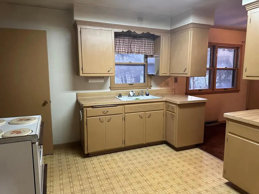 12725 W Nicolet Ave, New Berlin, WI 53151 - #3