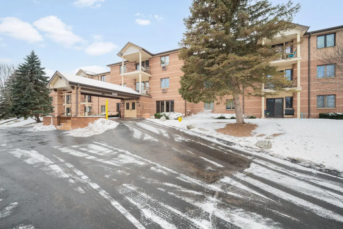 530 N Silverbrook Dr, West Bend, WI 53090 - Image #1