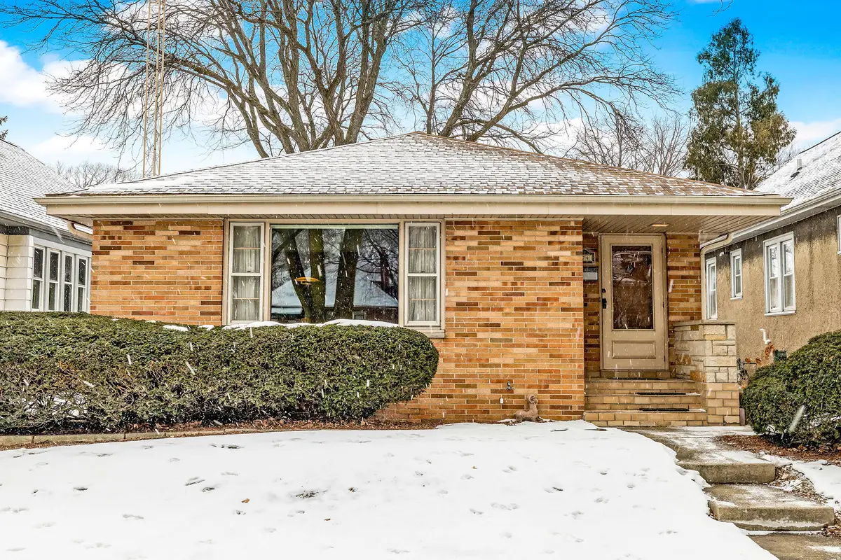 174 W Saveland Ave, Milwaukee, WI 53207 - #1