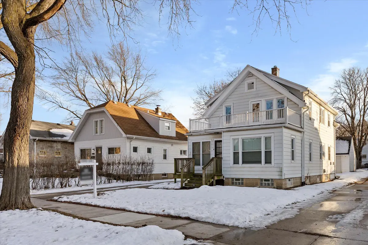 911 W Eula Ct, Glendale, WI 53209 - #1