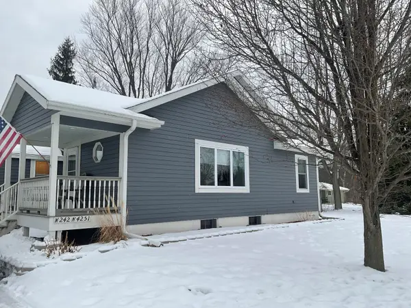 W242N4251 Swan Rd, Pewaukee, WI 53072