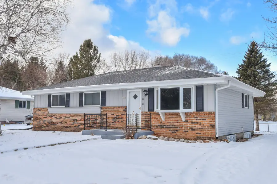 1010 Sunset Ridge Dr W, West Bend, WI 53090 - Image #2