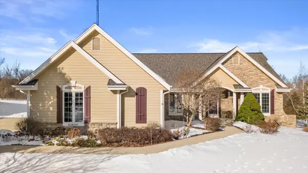 N54W16684 Ravenwood Dr, Menomonee Falls, WI 53051