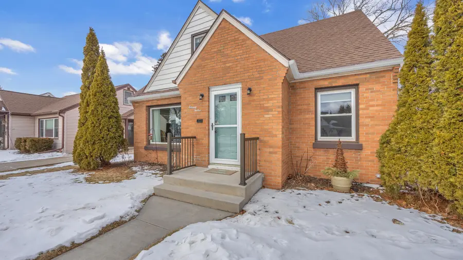 1112 Kensington Ave, Plymouth, WI 53073 - #3