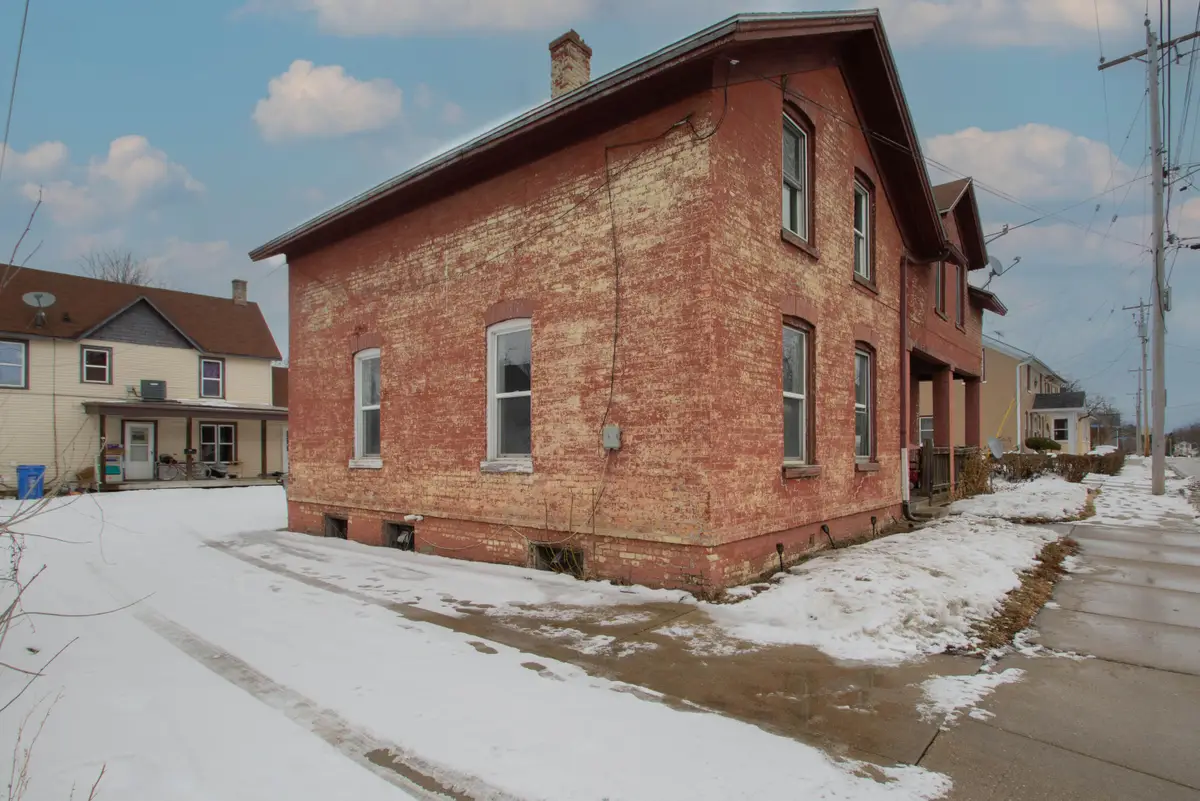 504 E Division St, Watertown, WI 53098 - #1