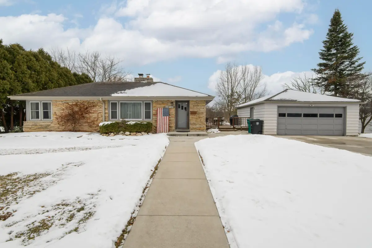 N87W15675 Belleview Blvd, Menomonee Falls, WI 53051 - #1