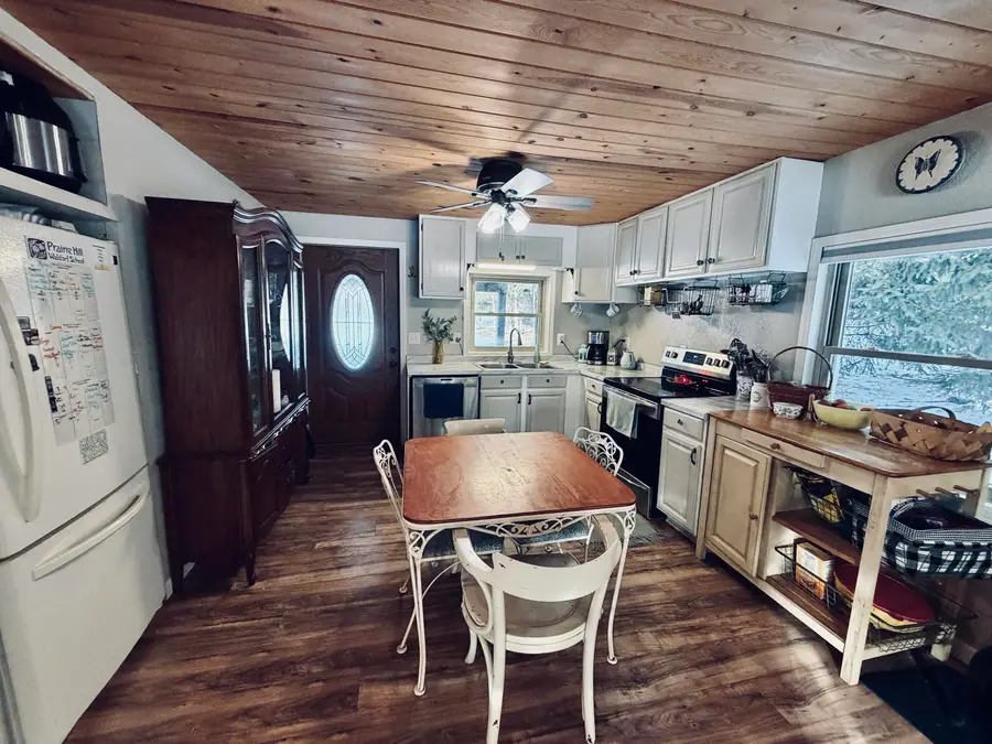 311 S Lapham Peak Rd, Delafield, WI 53018 - #2