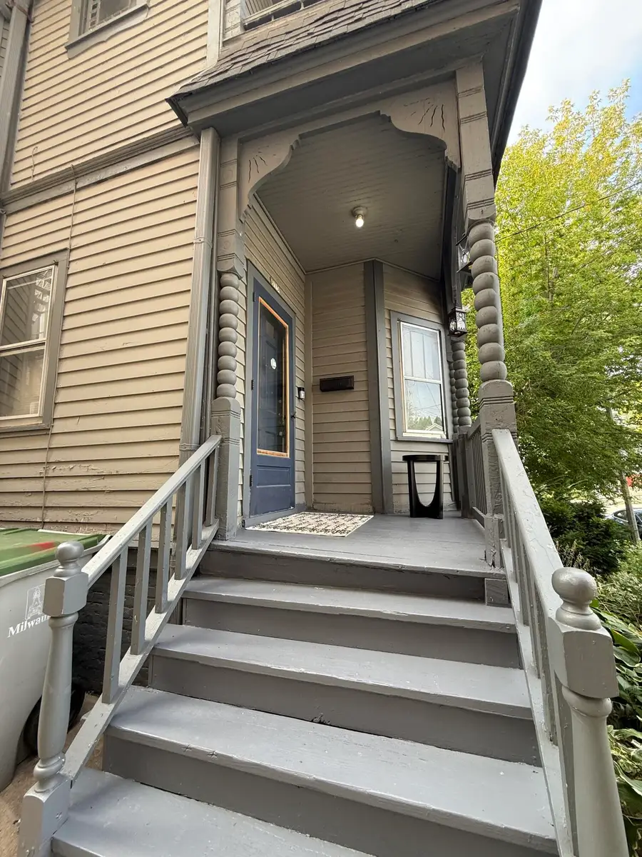 615 E Pleasant St, Milwaukee, WI 53202 - #3