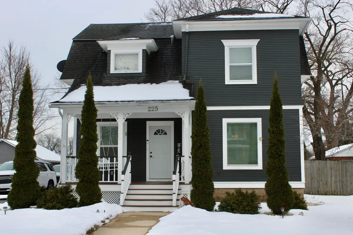 225 Maple Ave, Walworth, WI 53184 - #1